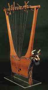 (古希腊)一种七弦琴 【例】  lyres were played by the ancient